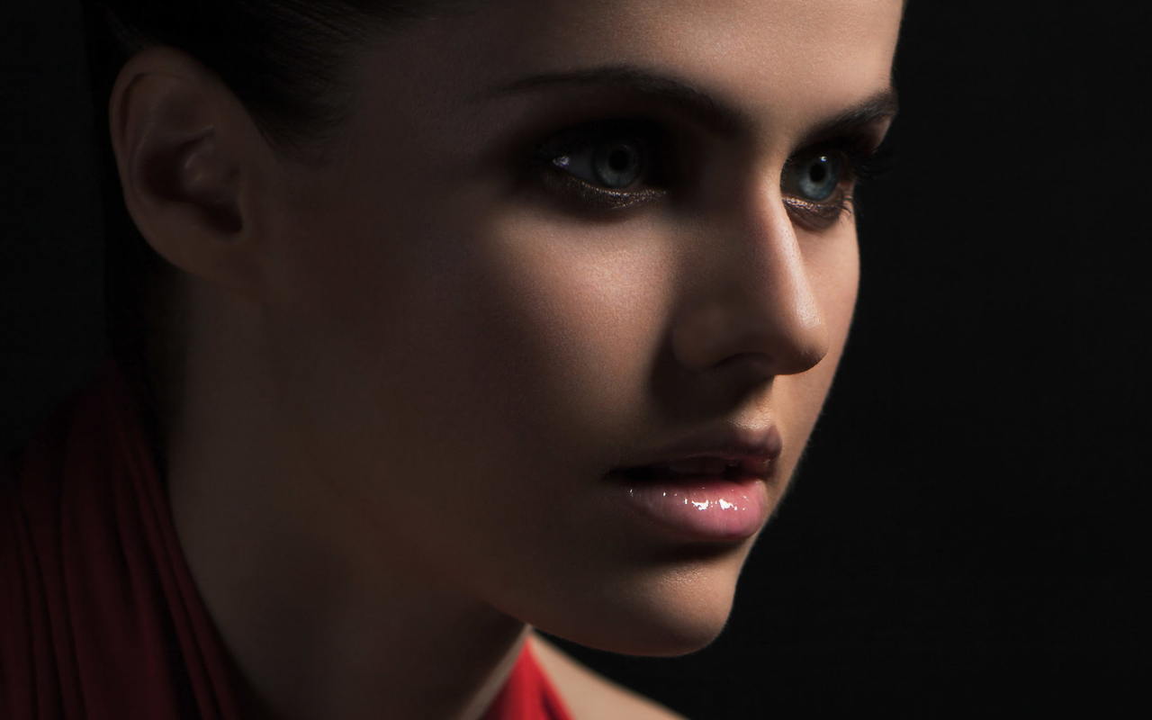 Красивая актриса Александра Даддарио лицо крупным планом