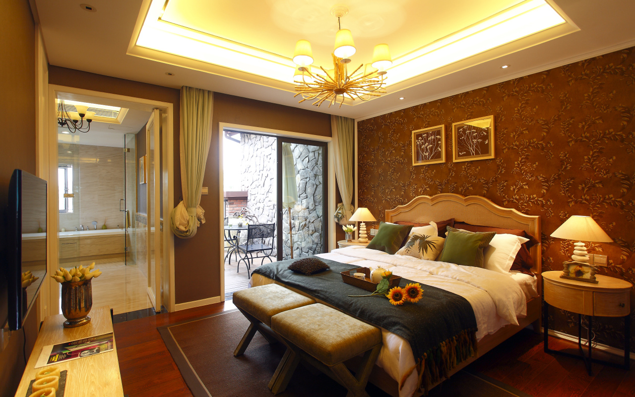 Красивая спальня с большой кроватью и телевизором 