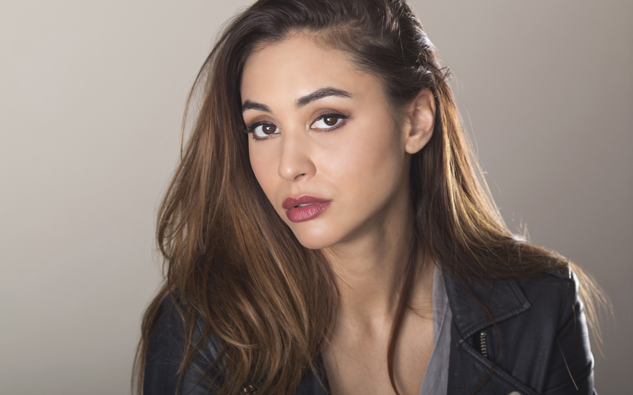 Красивая кареглазая шатенка, актриса Линдси Морган