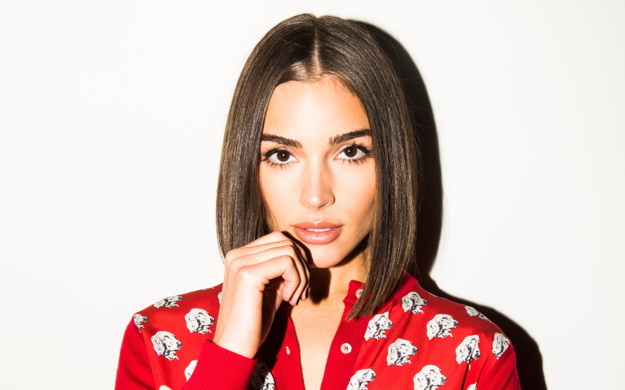 Красивая кареглазая девушка, актриса Оливия Калпо на белом фоне