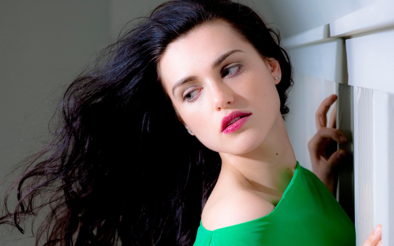 Красивая брюнетка Кэти Макграт с розовыми губами