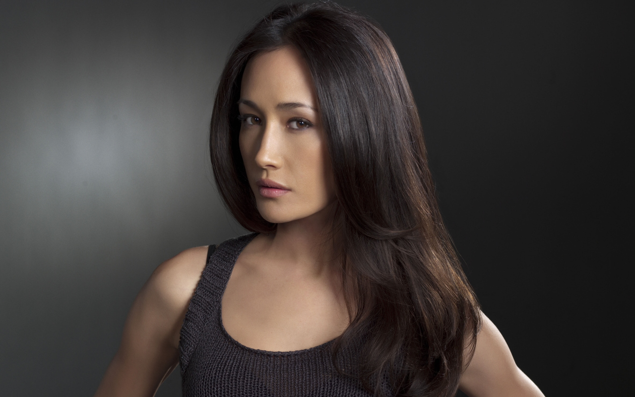 Красивая брюнетка актриса Мэгги Кью на сером фоне