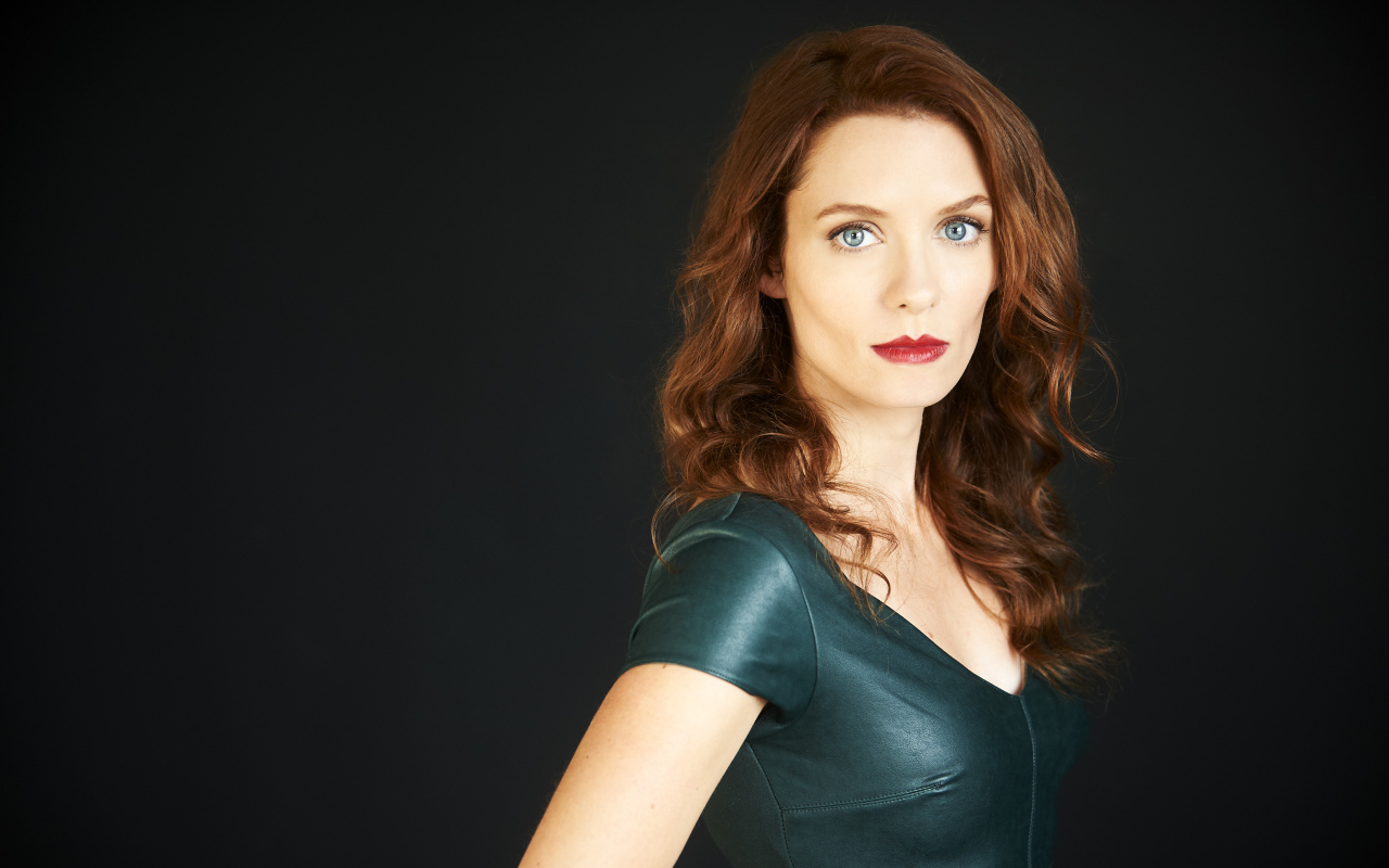 Красивая девушка канадская актриса Лара Джин Чоростецки на черном фоне