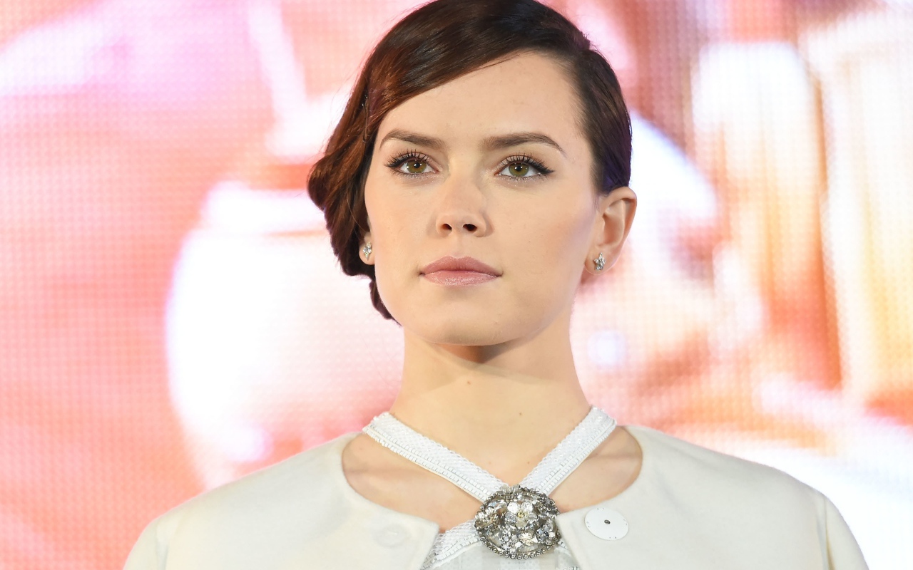 Красивая девушка, актриса Дейзи Ридли в белом наряде