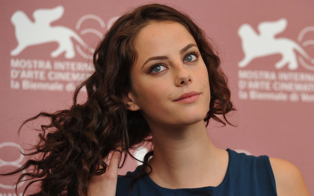 Красивая девушка актриса Кая Скоделарио