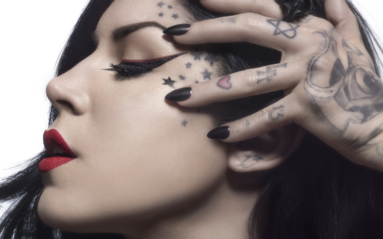 Красивая девушка с татуировками на теле Kat Von D