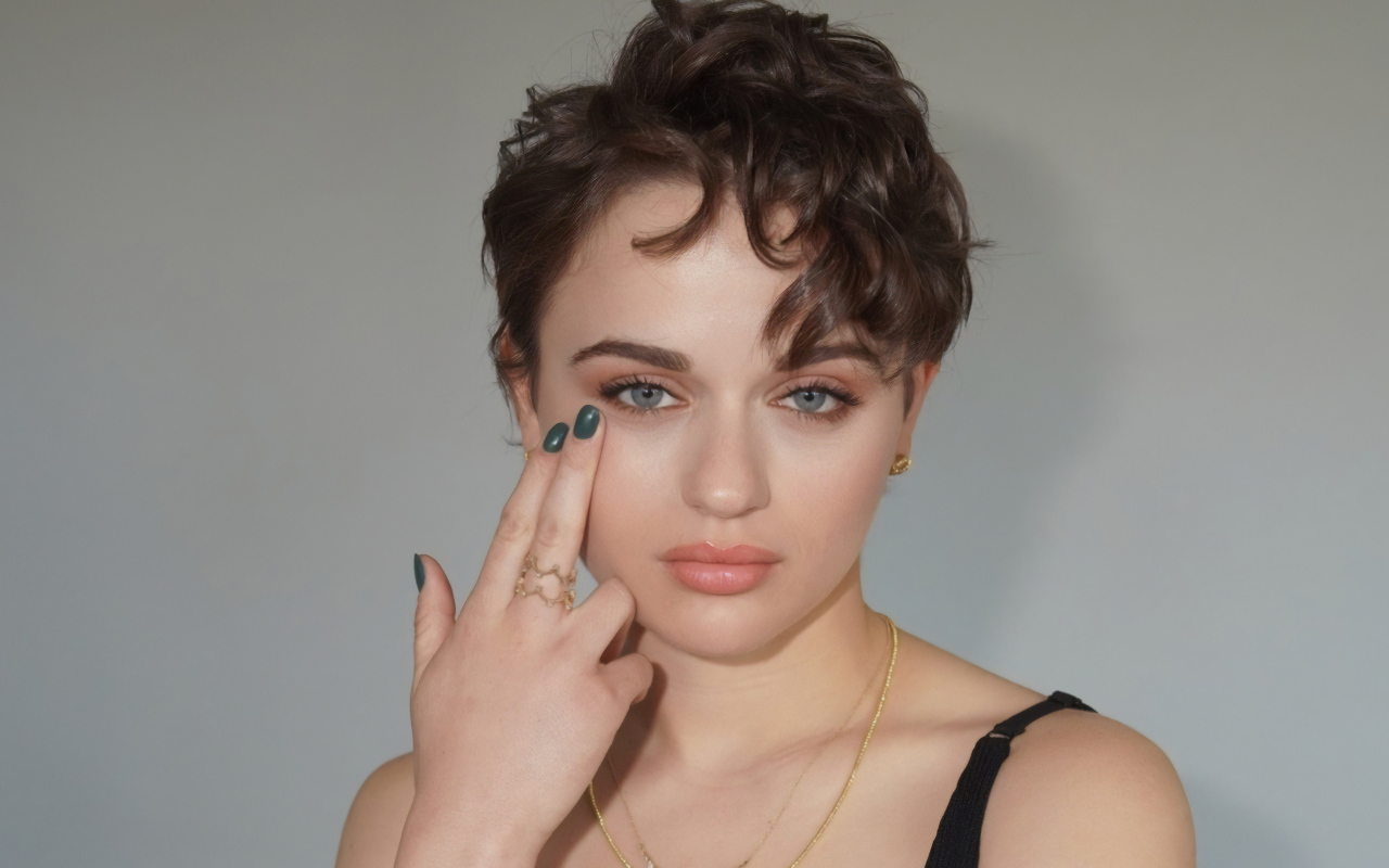 Красивая девушка с короткой стрижкой, актриса Джои Кинг