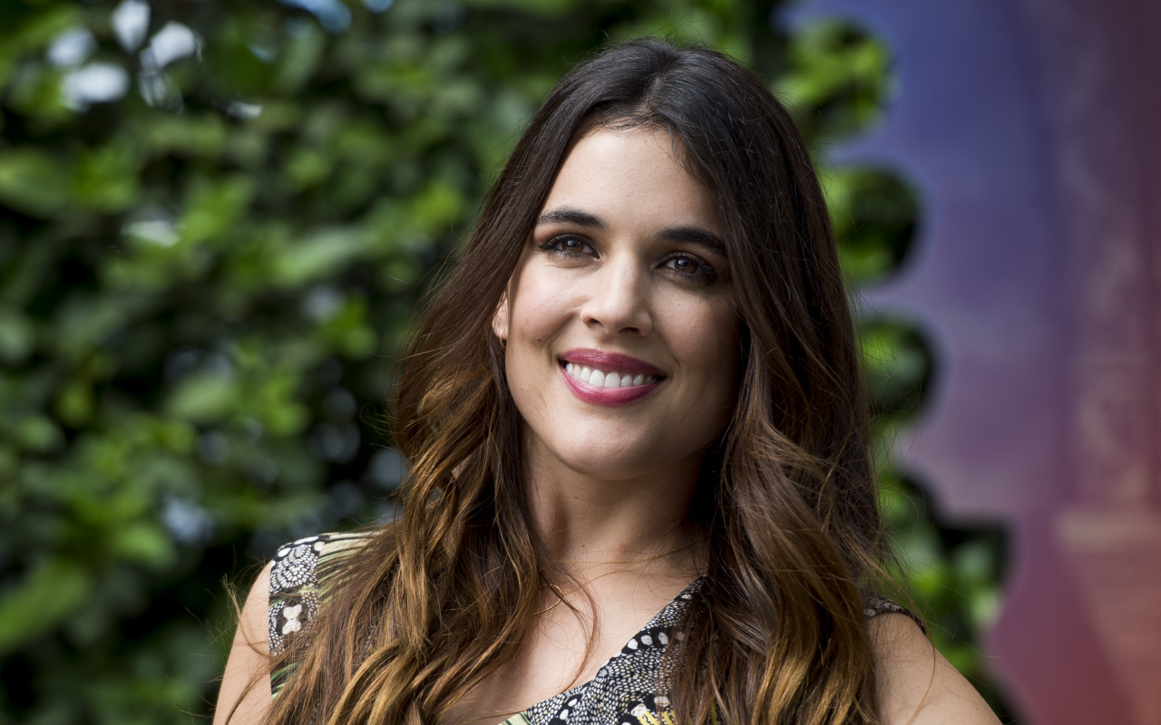 Красивая улыбающаяся девушка, актриса Адриана Угарте