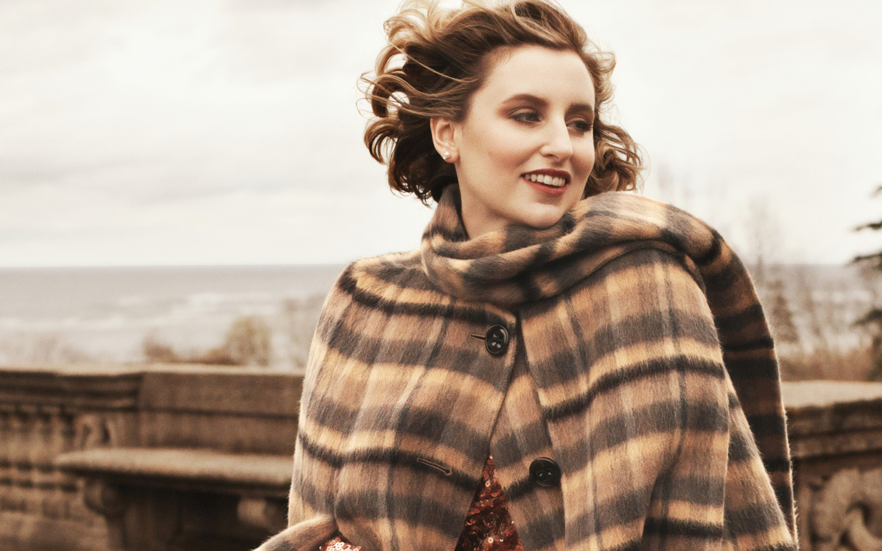 Красивая женщина в пальто, актриса Мишель Докери