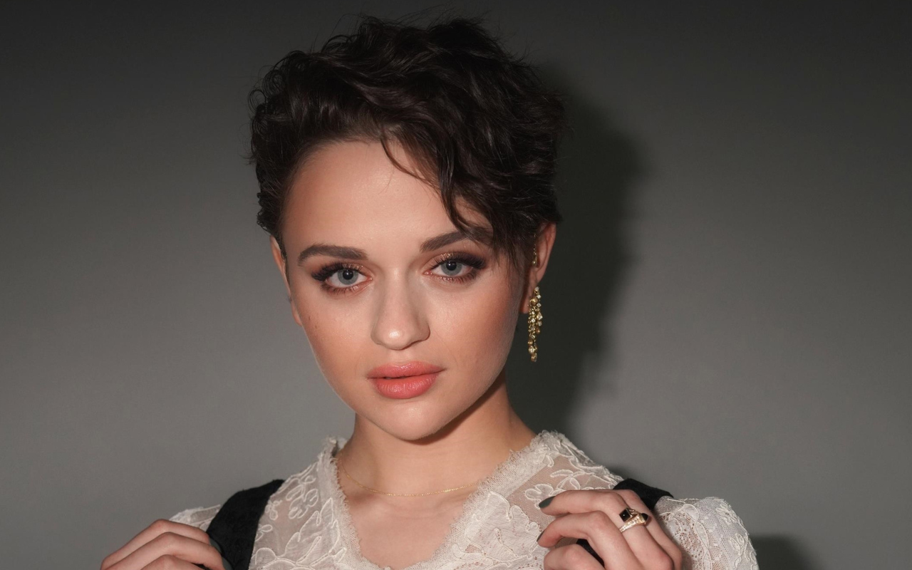 Красивая молодая девушка с короткой стрижкой, актриса Джои Кинг 