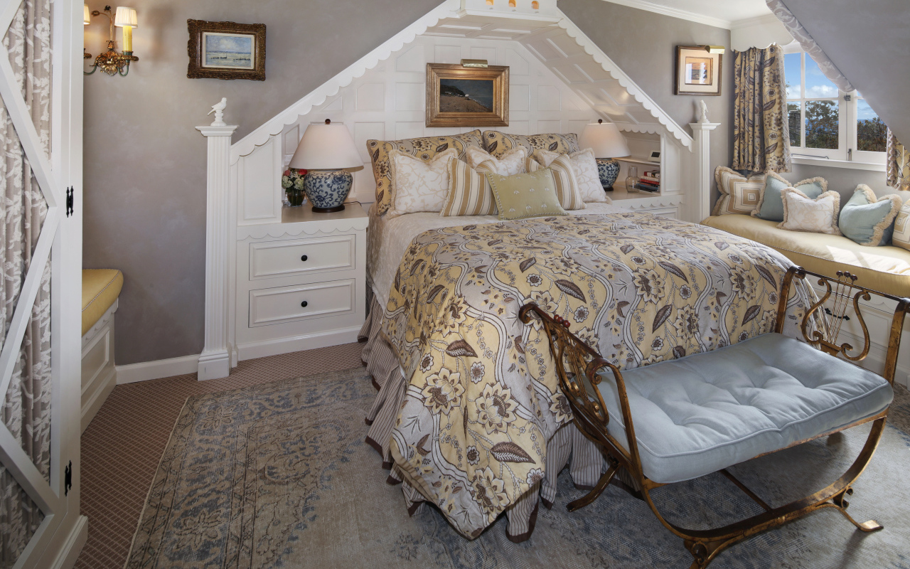 Спальня с большой просторной кроватью и диваном у окна 