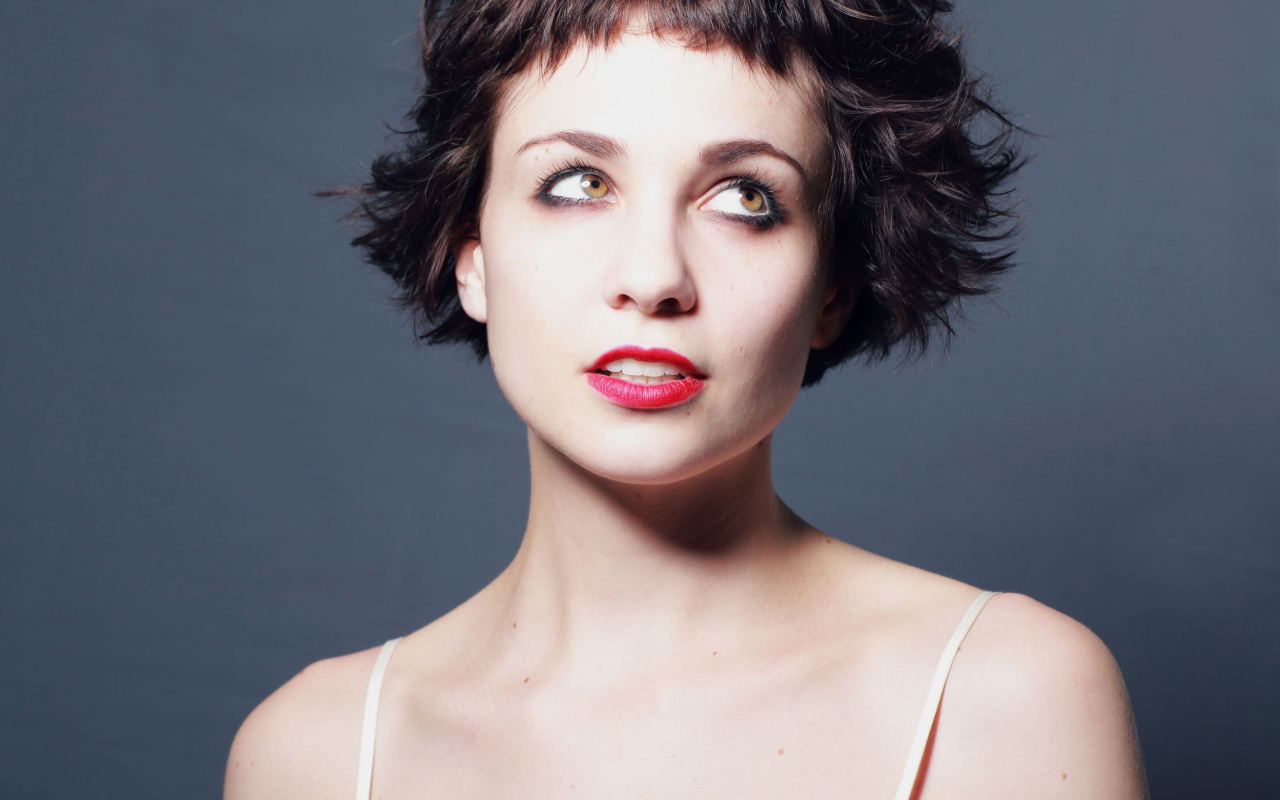 Яркая девушка с короткой стрижкой, актриса Таппенс Мидлтон 