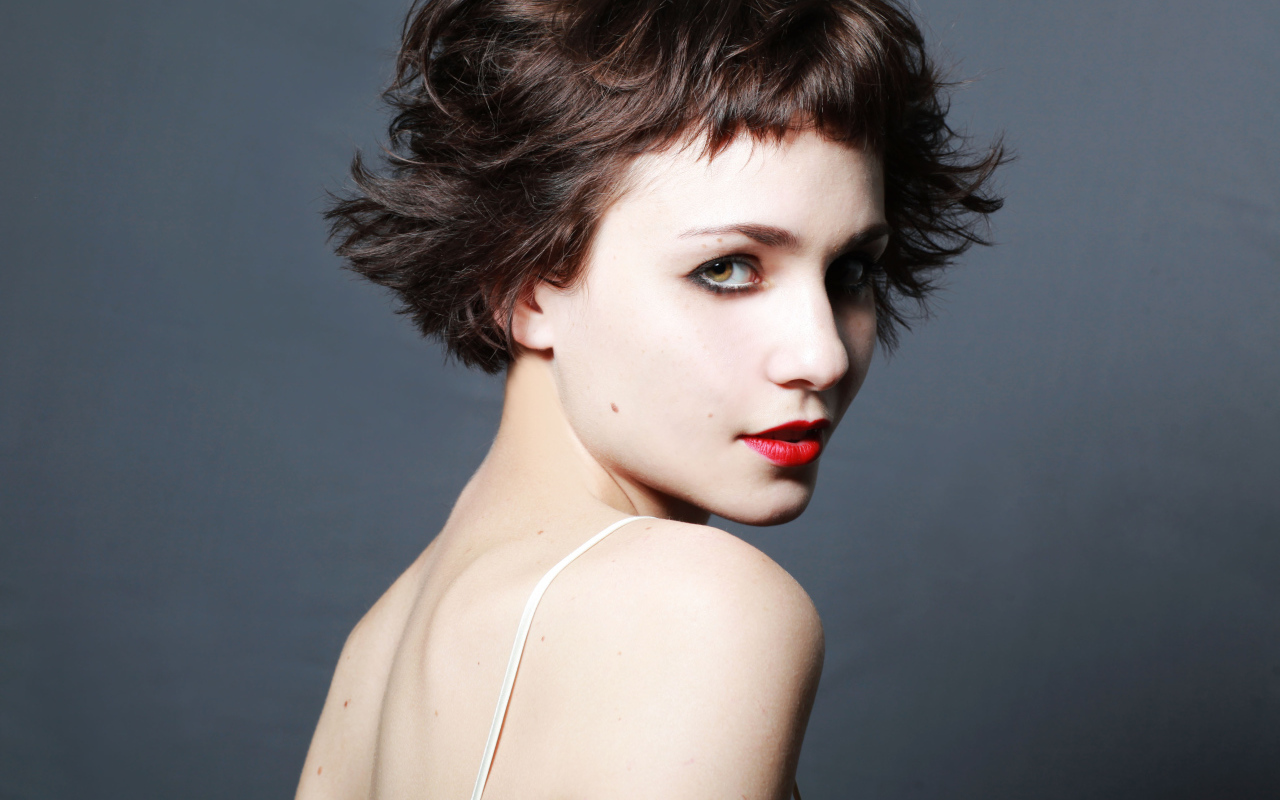 Яркая девушка с короткой стрижкой, актриса Таппенс Мидлтон на сером фоне