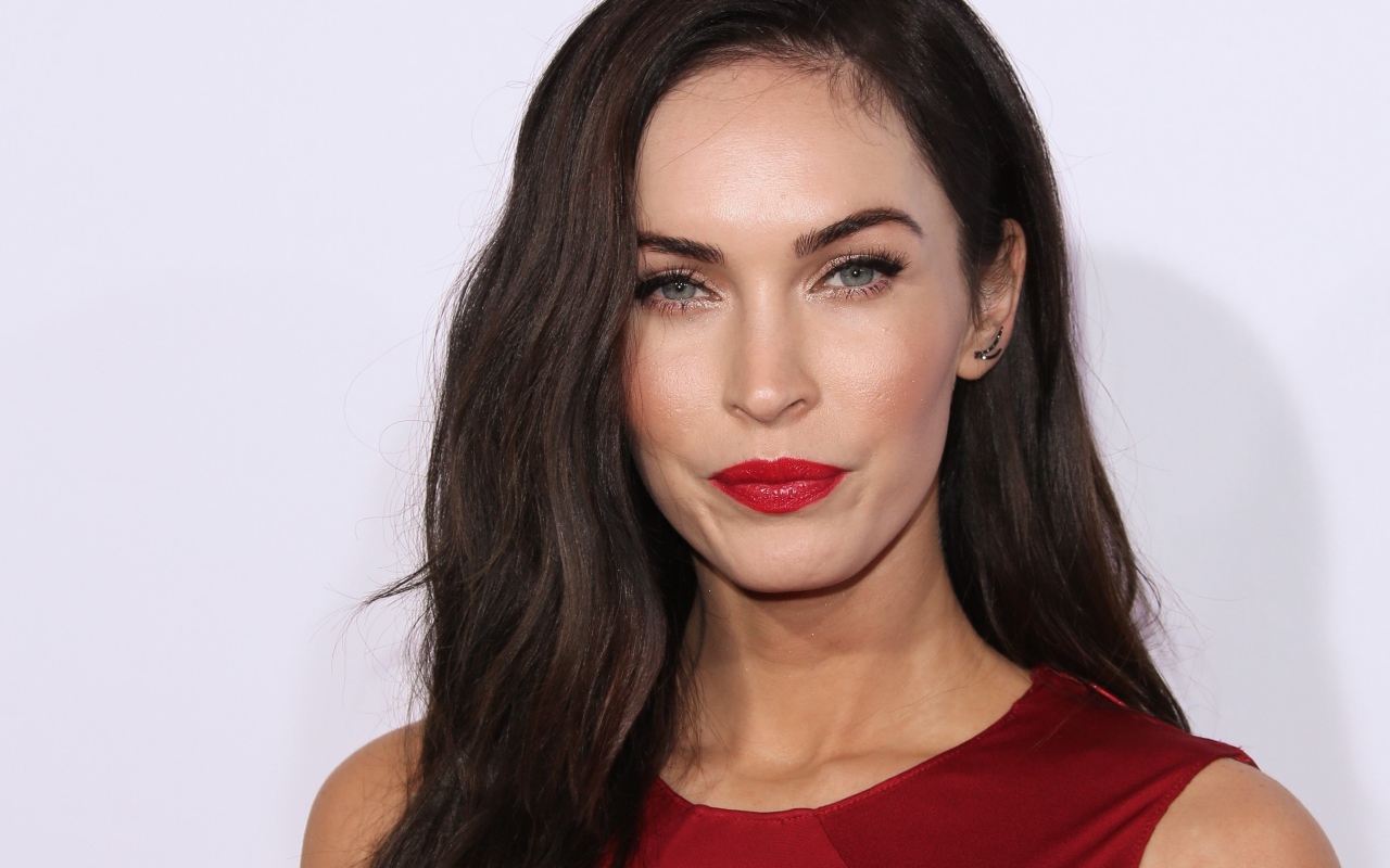 Яркая женщина, актриса  Меган Фокс на сером фоне