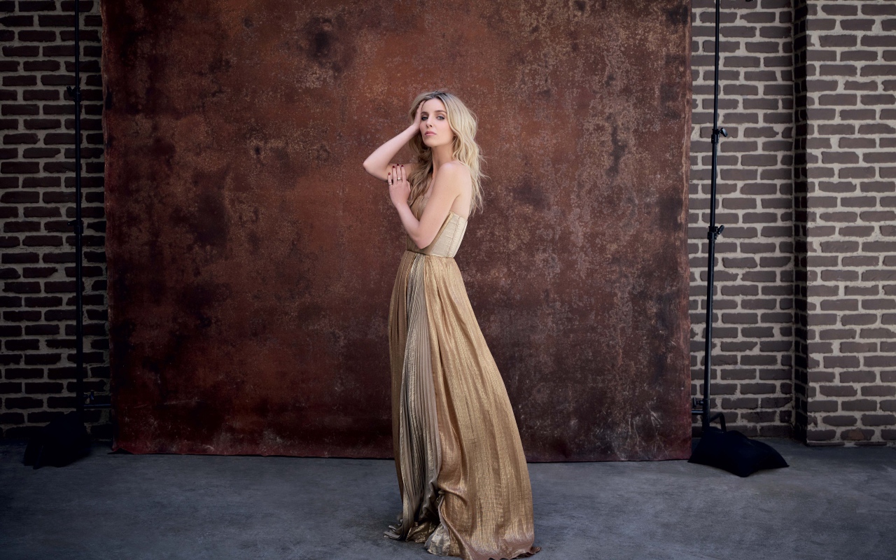 Британская актриса Аннабелль Уоллис в красивом платье у стены