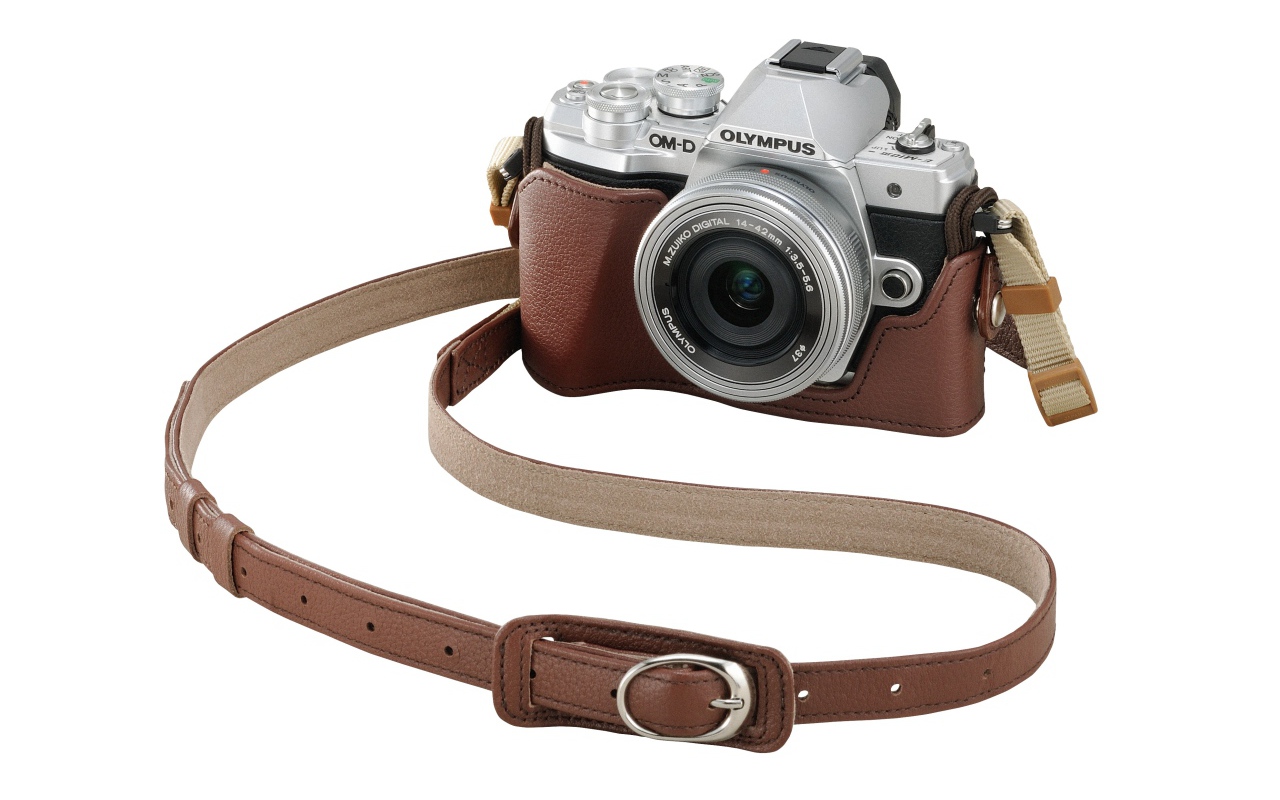 Фотоаппарат Olympus OM-D E-M10 Mark III в футляже на белом фоне