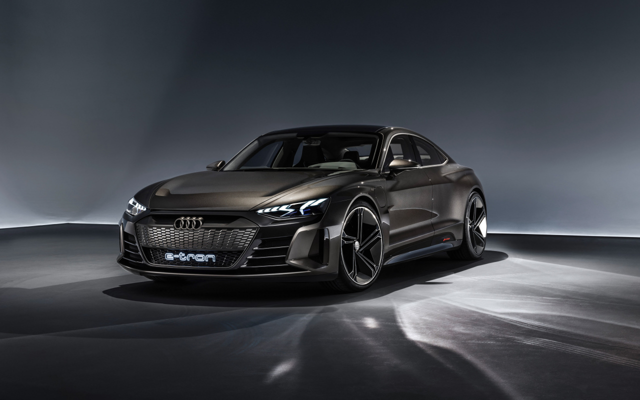 Автомобиль Audi E-Tron GT, 2019 на сером фоне