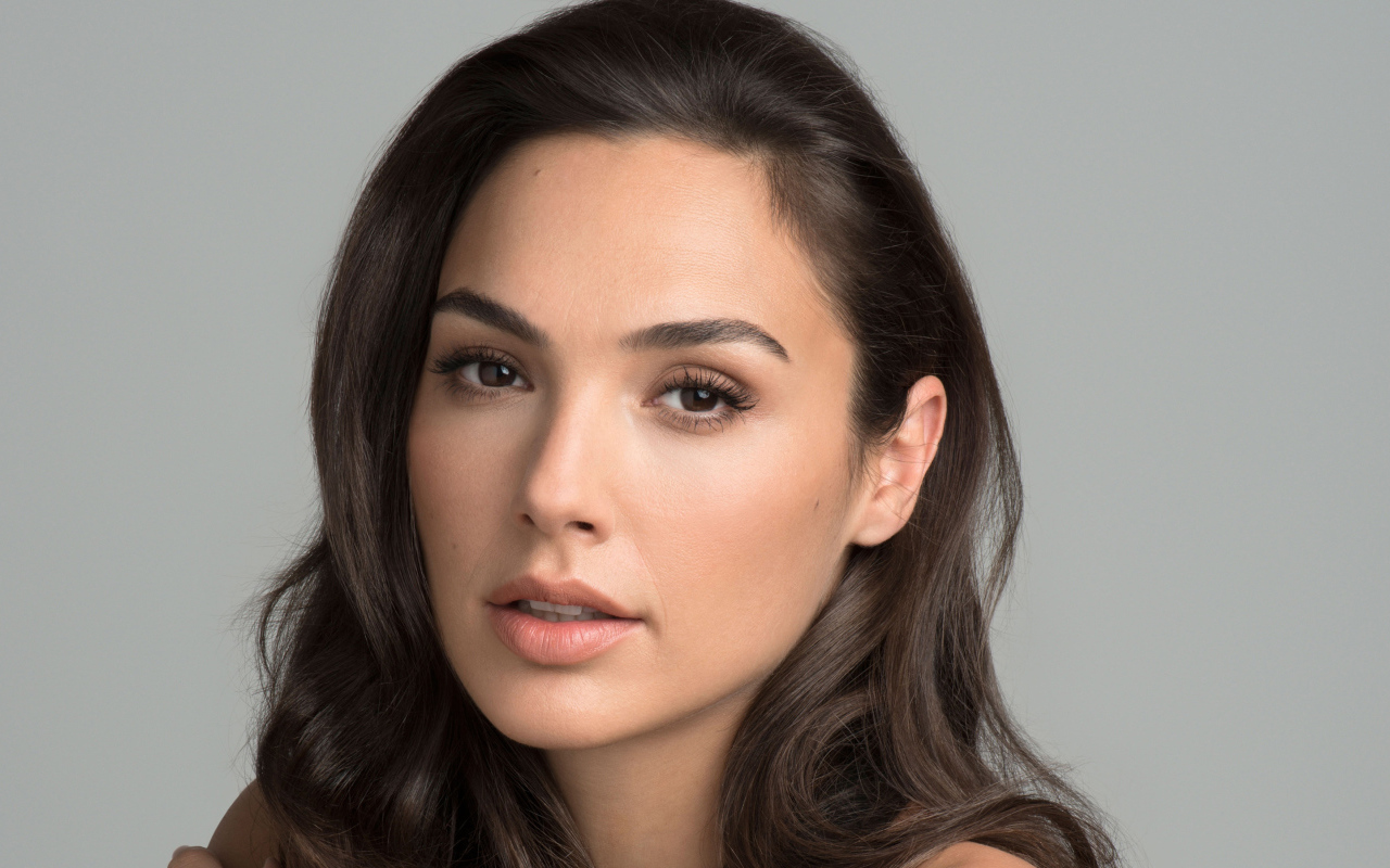 Нежная Галь Гадот на сером фоне