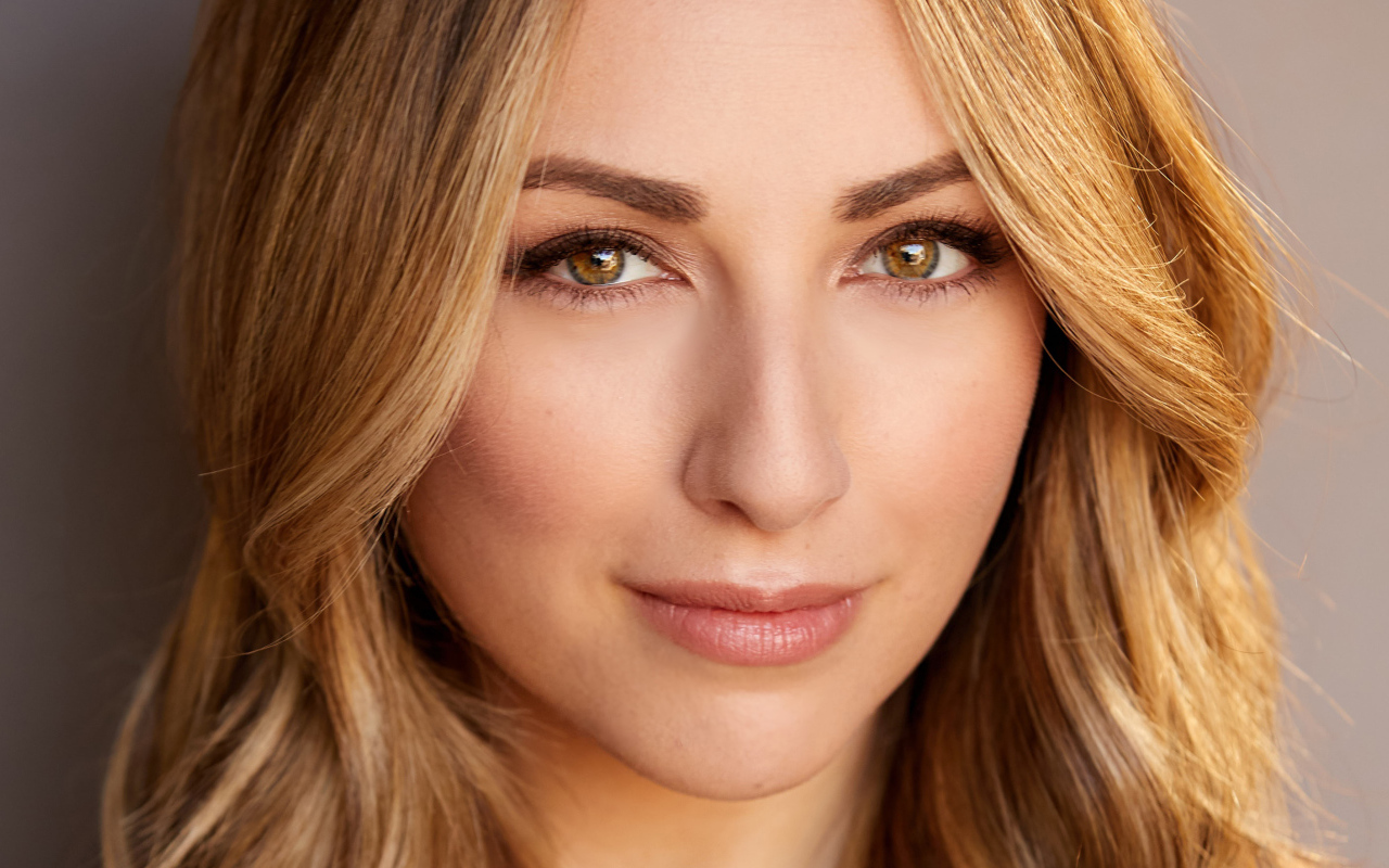 Лицо актрисы Никки Поснер крупным планом