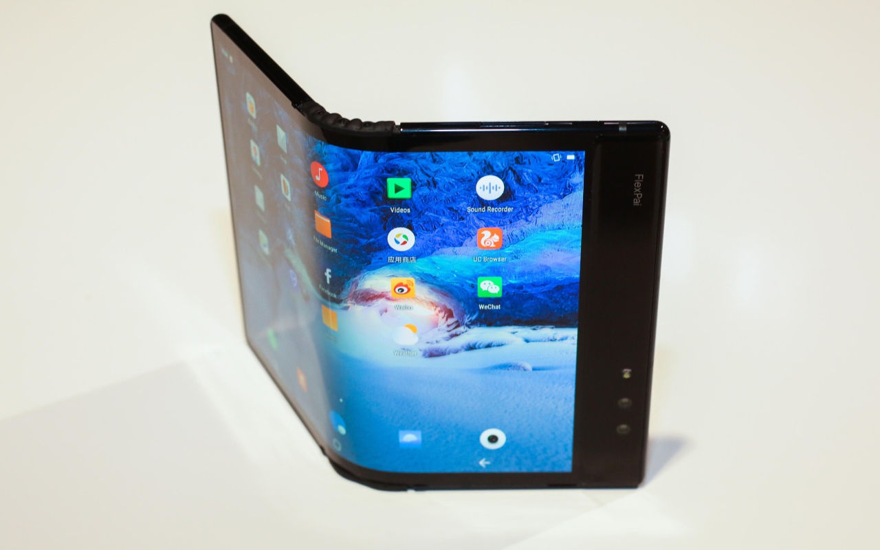 Гибкий смартфон Royole FlexPai на сером фоне, CES 2019