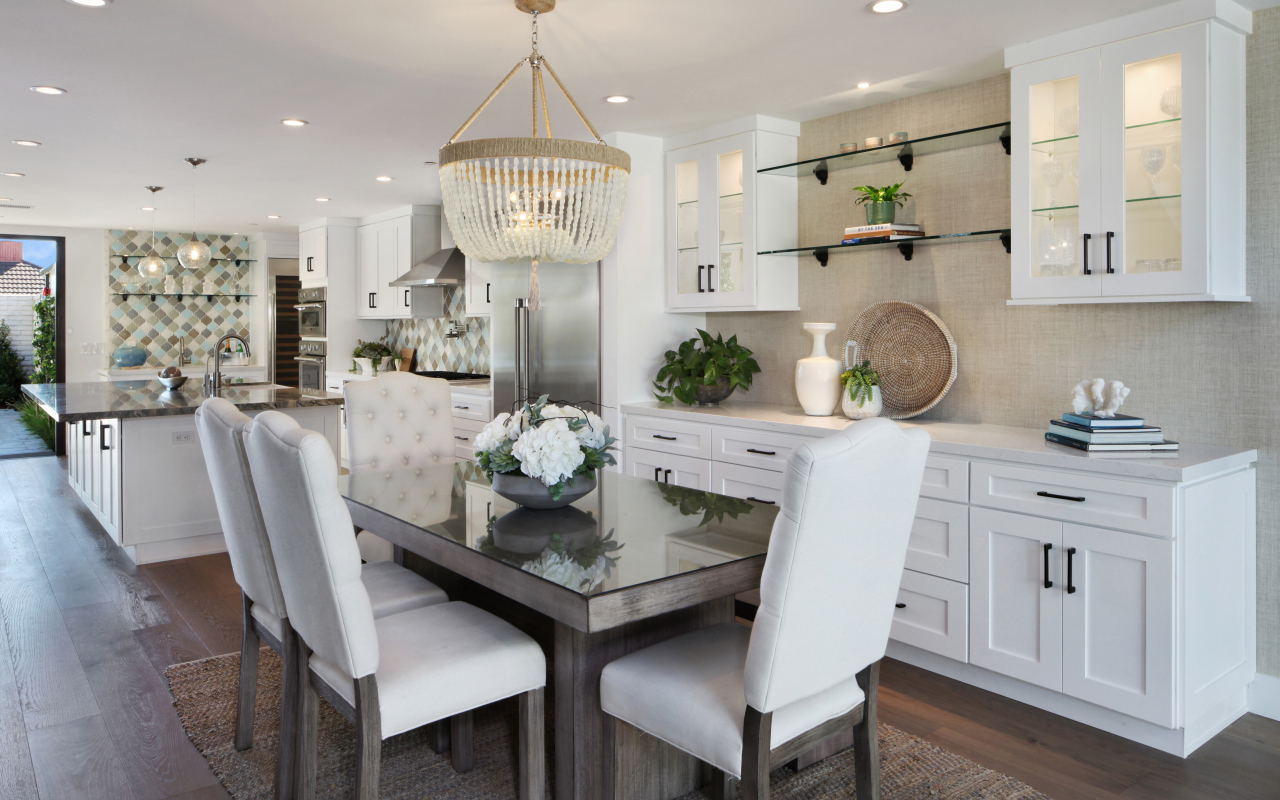 Кухня со столовой с белой мебелью 