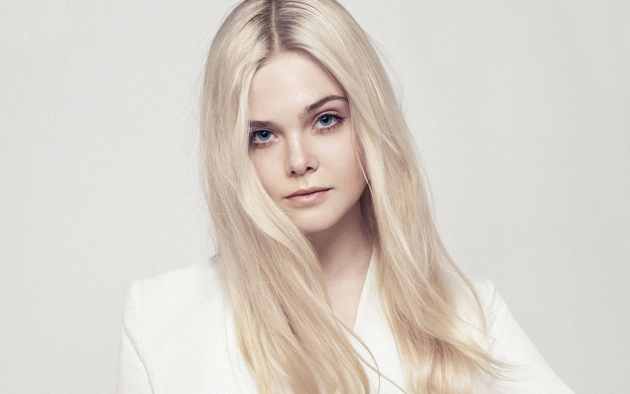 Длинноволосая актриса Эль Фэннинг на сером фоне