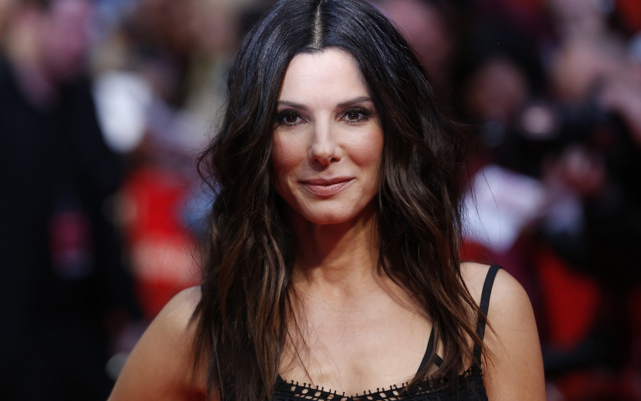 Длинноволосая брюнетка, актриса Сандра Буллок