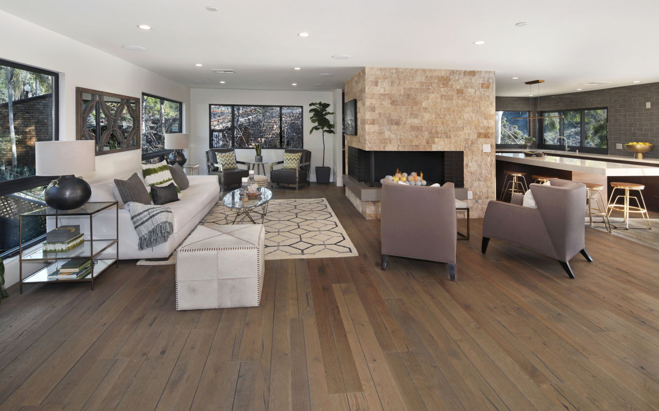 Много мебели в гостиной комнате с декоративным камином