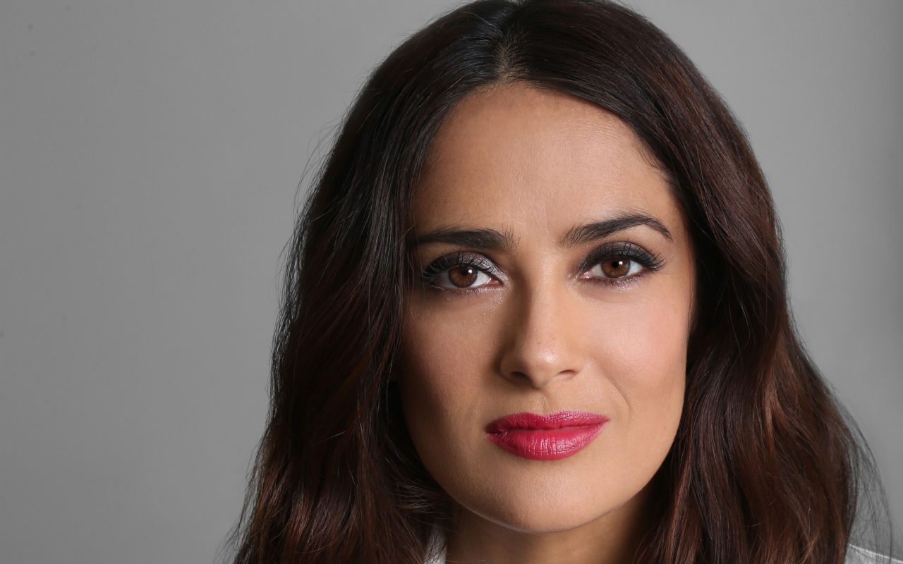 Популярная актриса Сальма Хайек лицо крупным планом