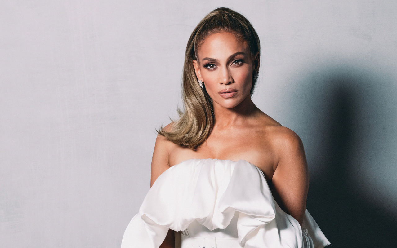 Популярная актриса и певица Дженнифер Лопес на сером фоне