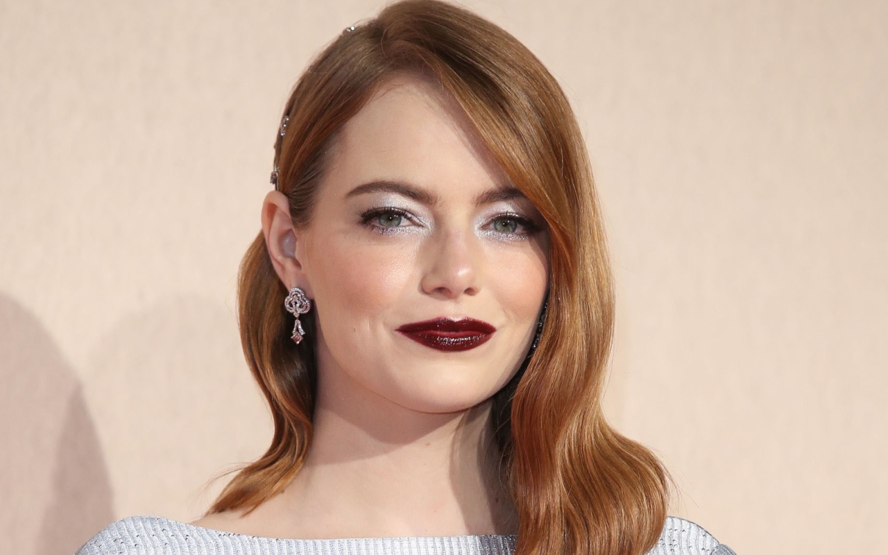 Рыжеволосая актриса Эмма Стоун с ярким макияжем