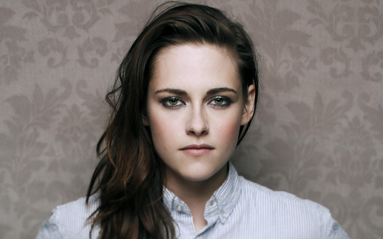 Серьезная девушка, актриса Кристен Стюарт крупным планом