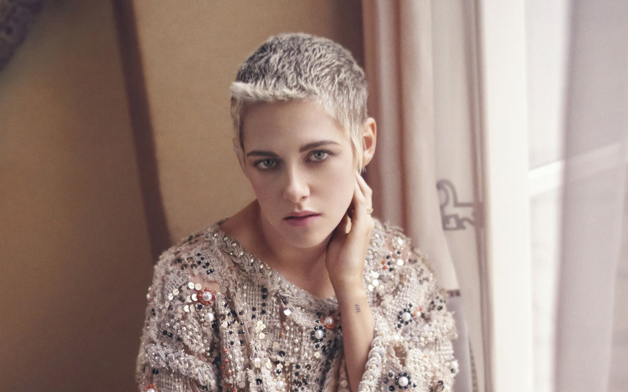 Актриса Кристен Стюарт с короткой стрижкой у окна