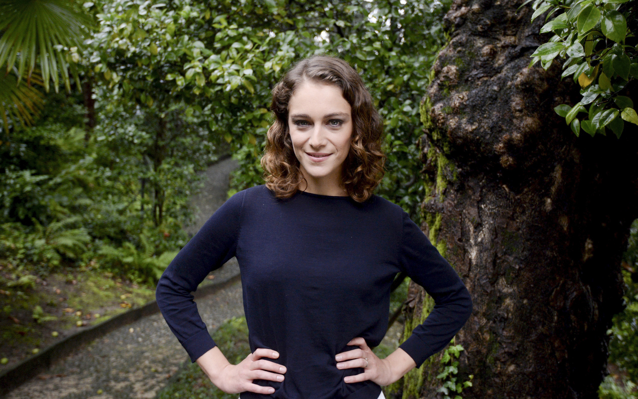 Улыбающаяся девушка, актриса Ариана Лабед