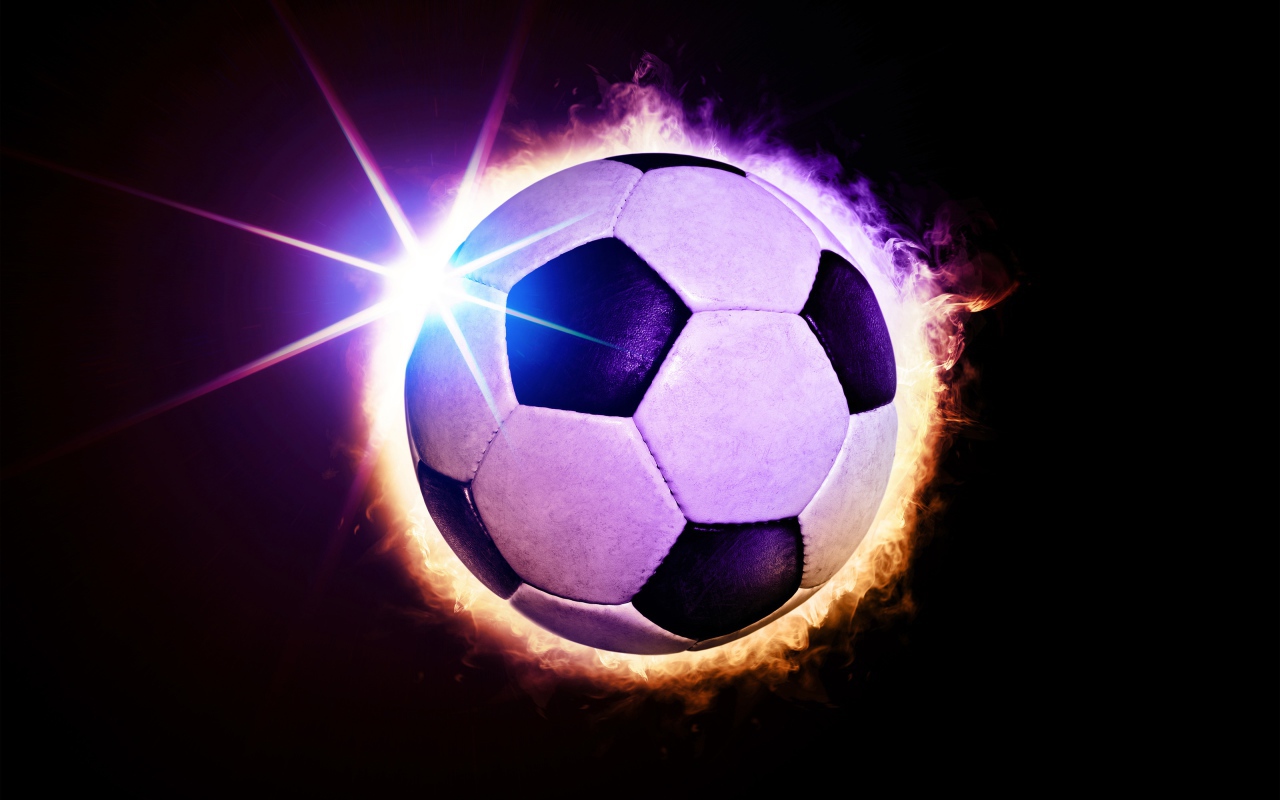 Футбольный мяч в огненном кольце на черном фоне