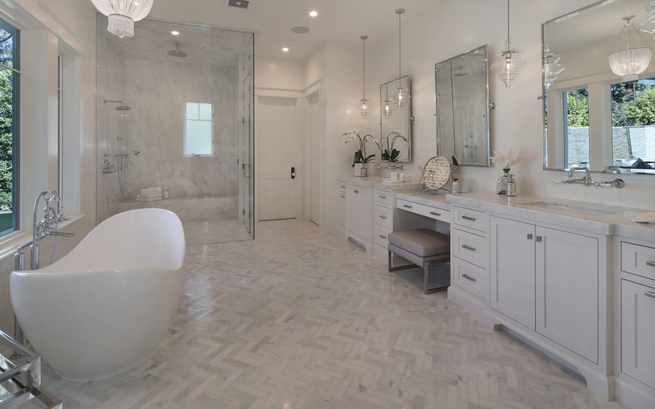 Просторная ванная комната с белым интерьером 