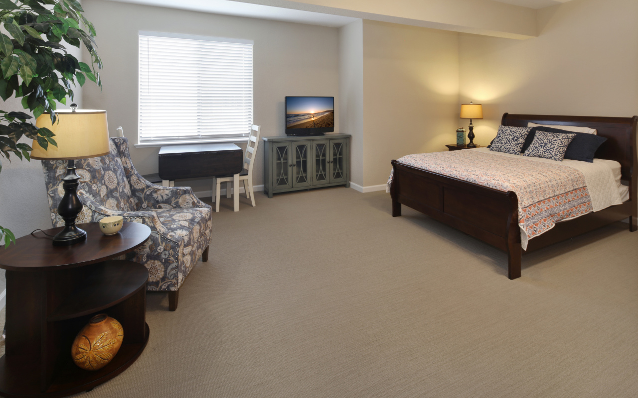 Просторная спальня с большой деревянной кроватью 