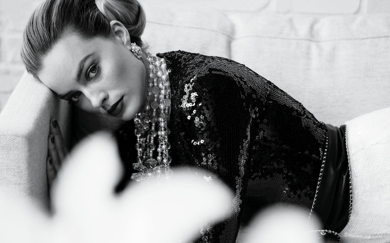 Стильная актриса Марго Робби черно белое фото 