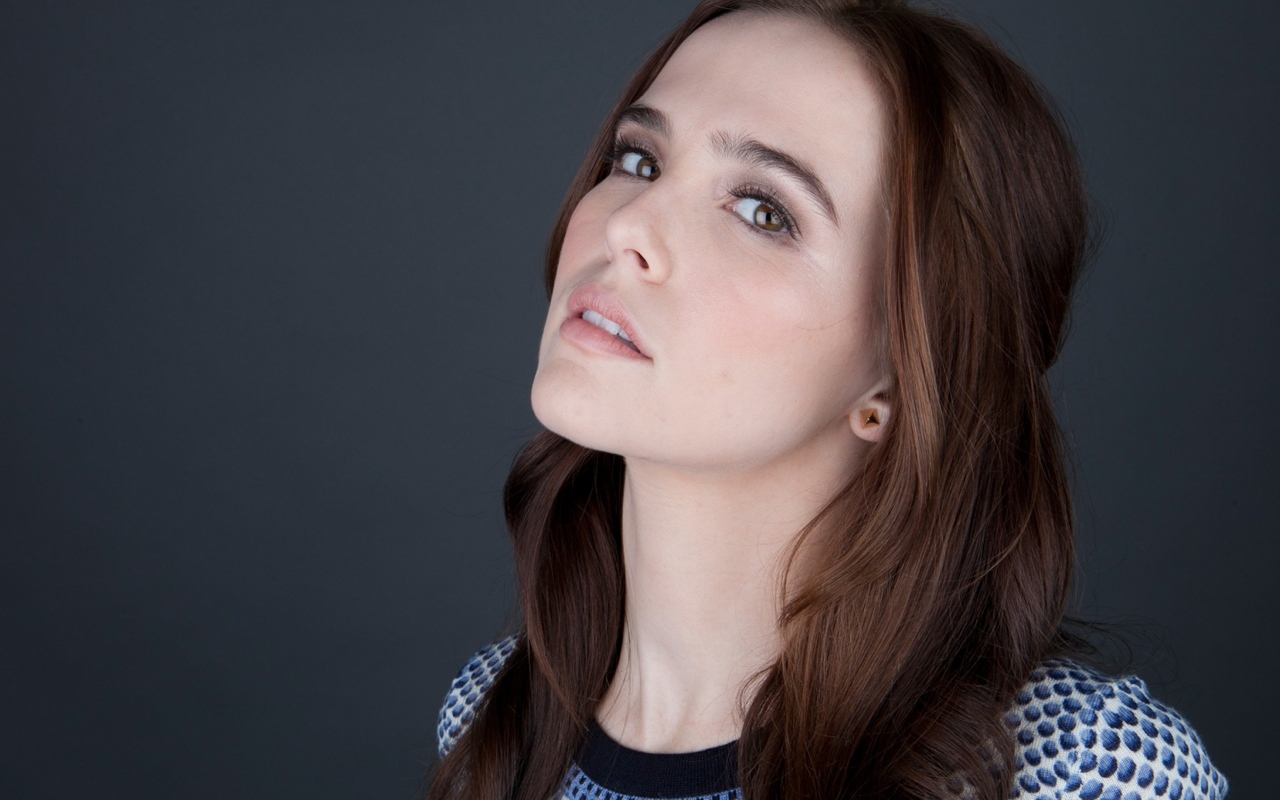 Нежная кареглазая шатенка, актриса Зои Дойч на сером фоне
