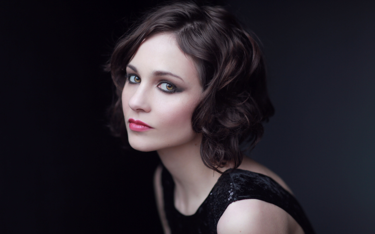 Нежная девушка, актриса Таппенс Мидлтон на черном фоне