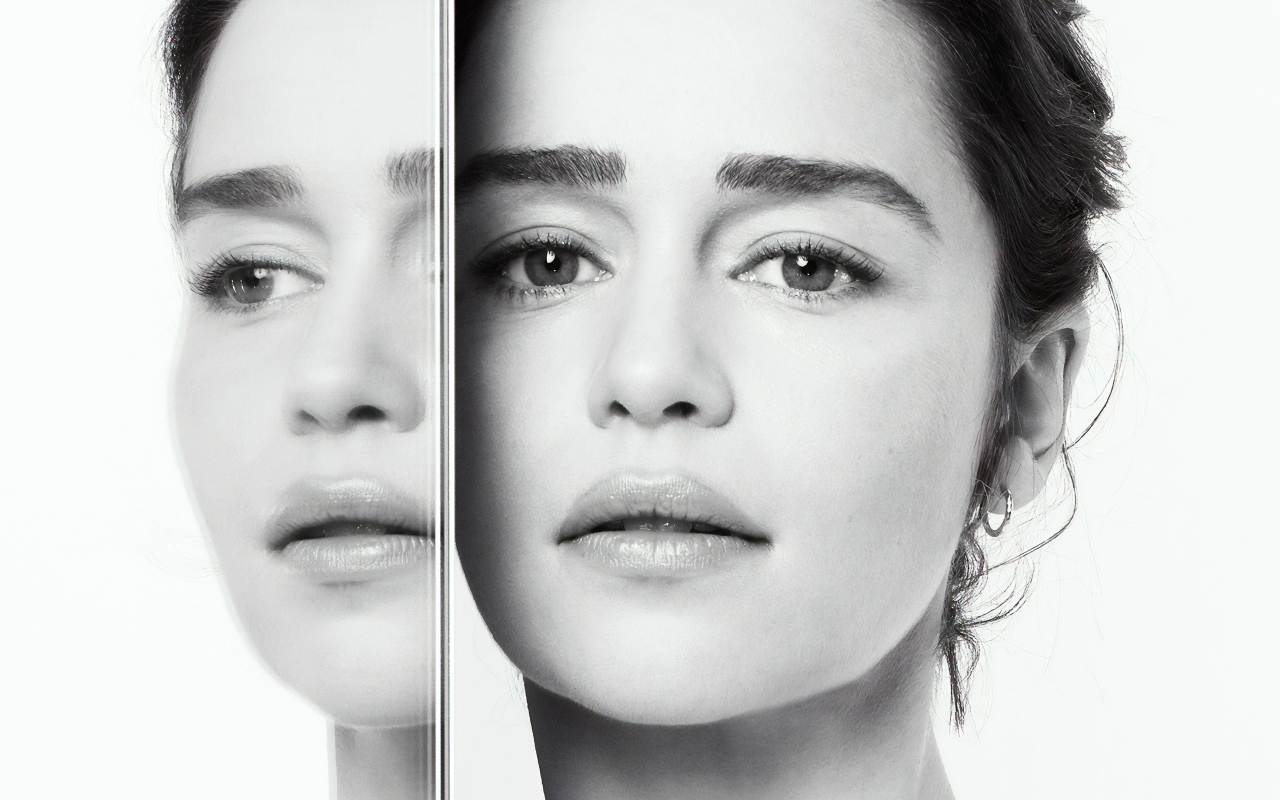 Лицо актрисы Эмилии Кларк отражается в зеркале 