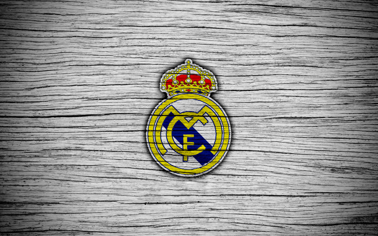 Логотип футбольного клуба Реал Мадрид на сером фоне