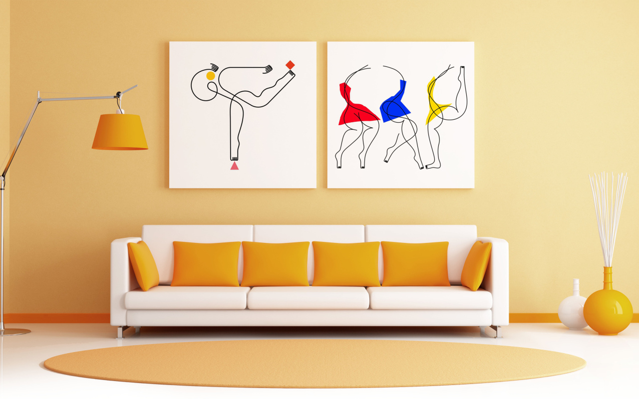 Необычные картины на стене в комнате с диваном 