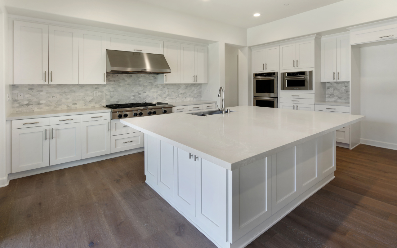 Белая большая кухня со столом