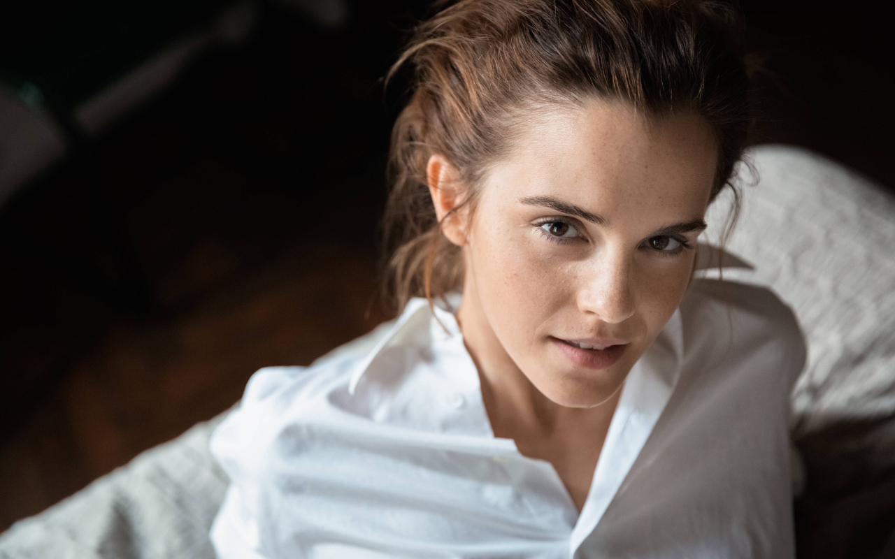 Молодая актриса Эмма Уотсон в белой рубашке