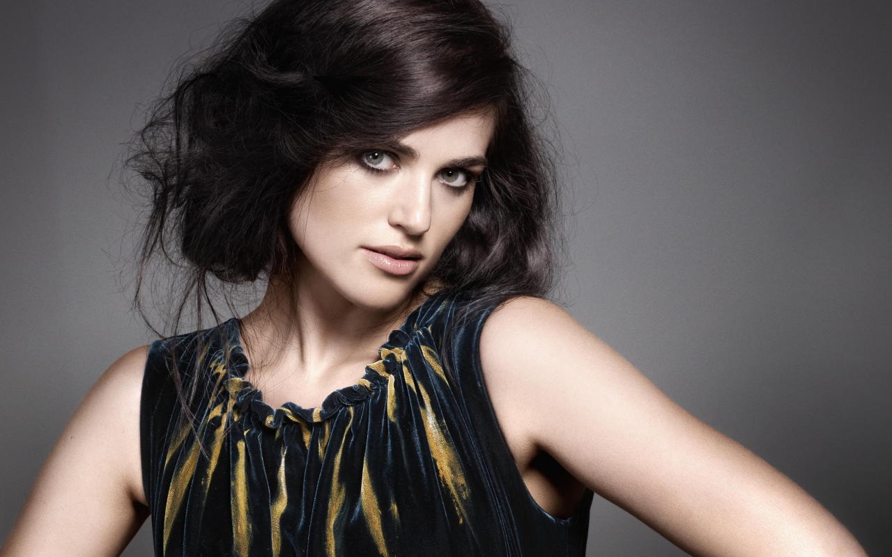 Молодая красивая девушка, актриса Кэти Макграт на сером фоне