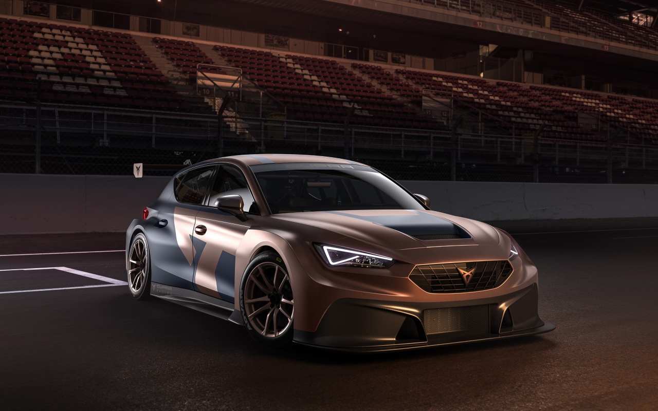 Автомобиль Cupra Leon Competition 2020 года на стадионе