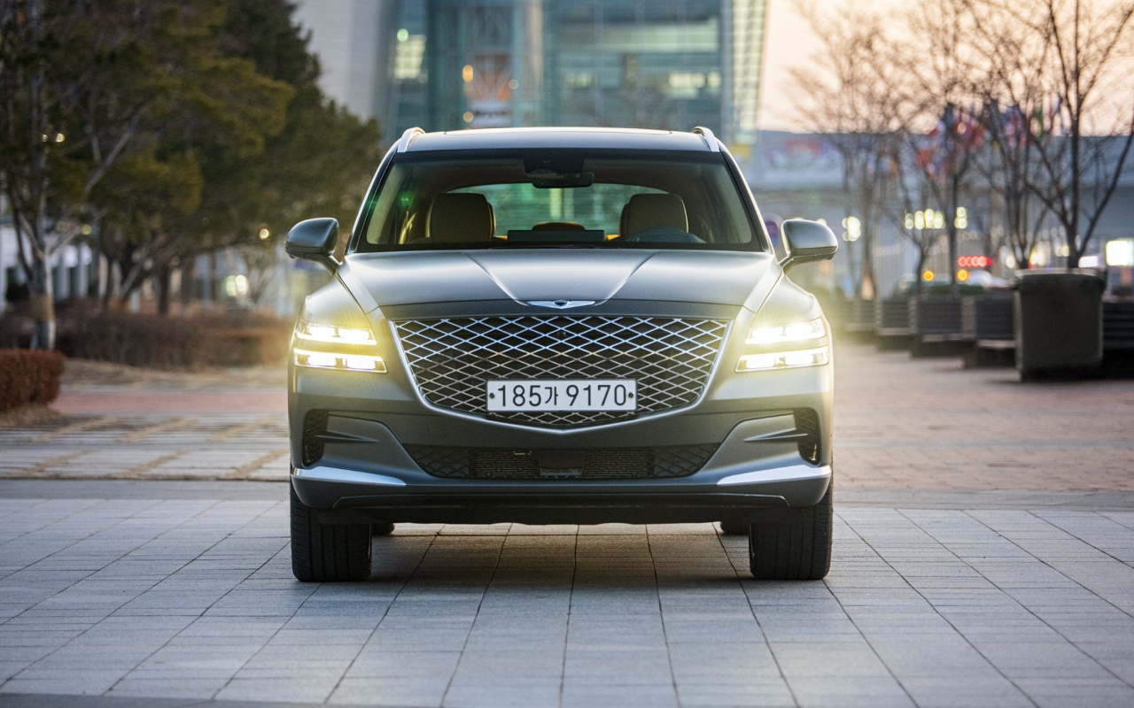 Автомобиль Genesis GV80,  2020 года с включенными фарами