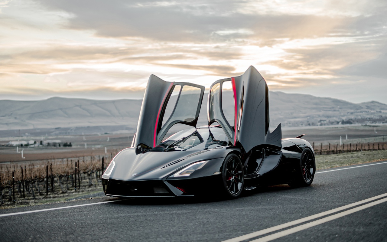 Спортивный автомобиль SSC Tuatara, 2020 года с открытыми дверями