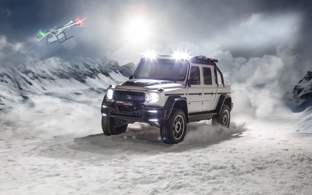 Быстрый  Brabus 800 Adventure XLP 2020 года едет по заснеженной дороге 